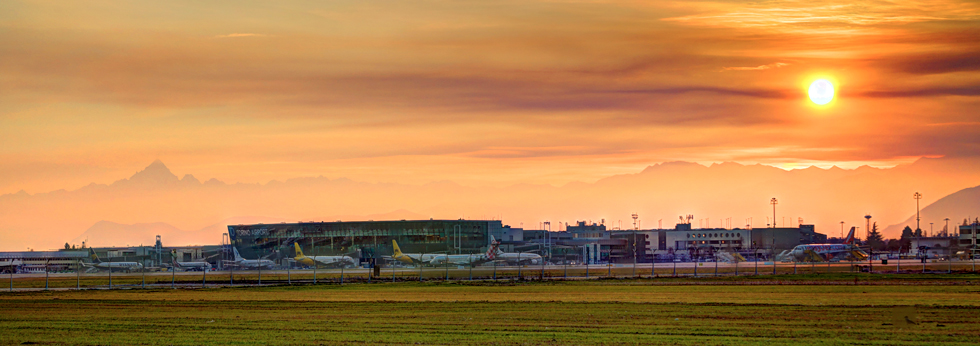 aeroporto di torino al tramonto con monviso sullo sfondo